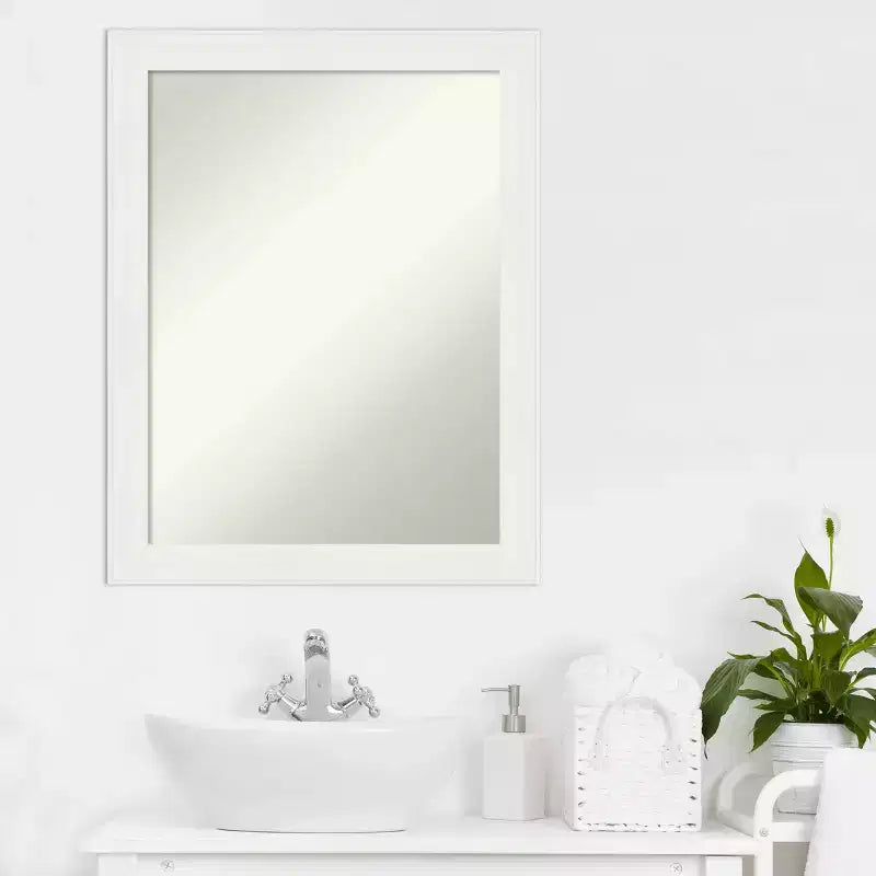 22"x28" schmaler weißer Badezimmerspiegel ohne Facettenschliff: Polystyrolrahmen, inklusive Montagematerial