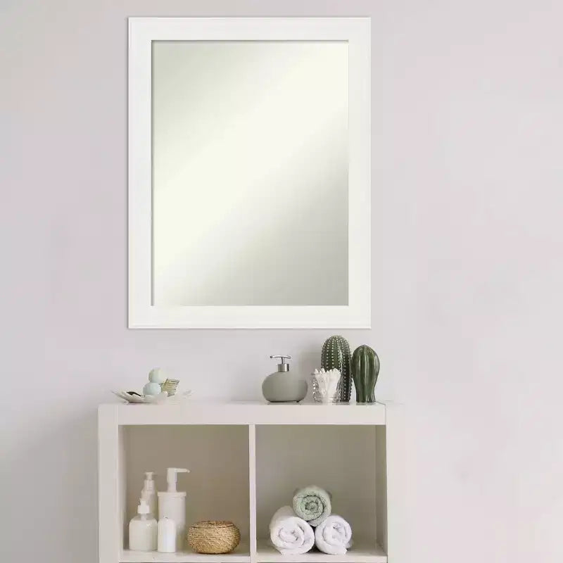 22"x28" schmaler weißer Badezimmerspiegel ohne Facettenschliff: Polystyrolrahmen, inklusive Montagematerial