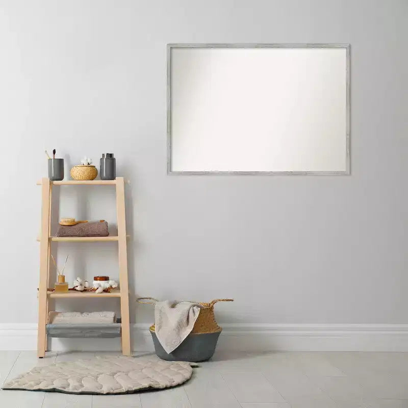 39" x 28" schmales Badezimmer-Wandspiegel aus weißem Holz im Shiplap-Stil ohne Facettenschliff: inklusive Montagematerial