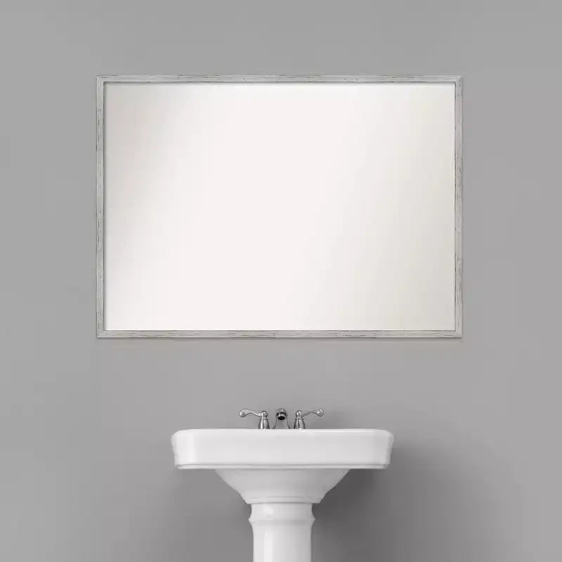 39" x 28" schmales Badezimmer-Wandspiegel aus weißem Holz im Shiplap-Stil ohne Facettenschliff: inklusive Montagematerial