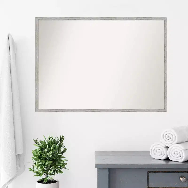 39" x 28" schmales Badezimmer-Wandspiegel aus weißem Holz im Shiplap-Stil ohne Facettenschliff: inklusive Montagematerial