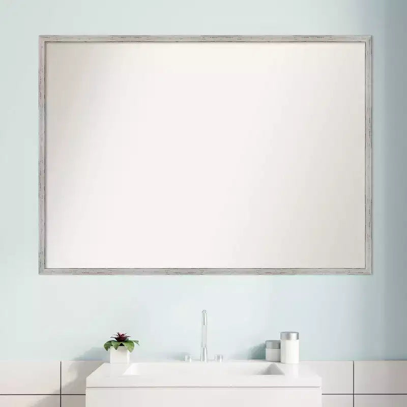 39" x 28" schmales Badezimmer-Wandspiegel aus weißem Holz im Shiplap-Stil ohne Facettenschliff: inklusive Montagematerial