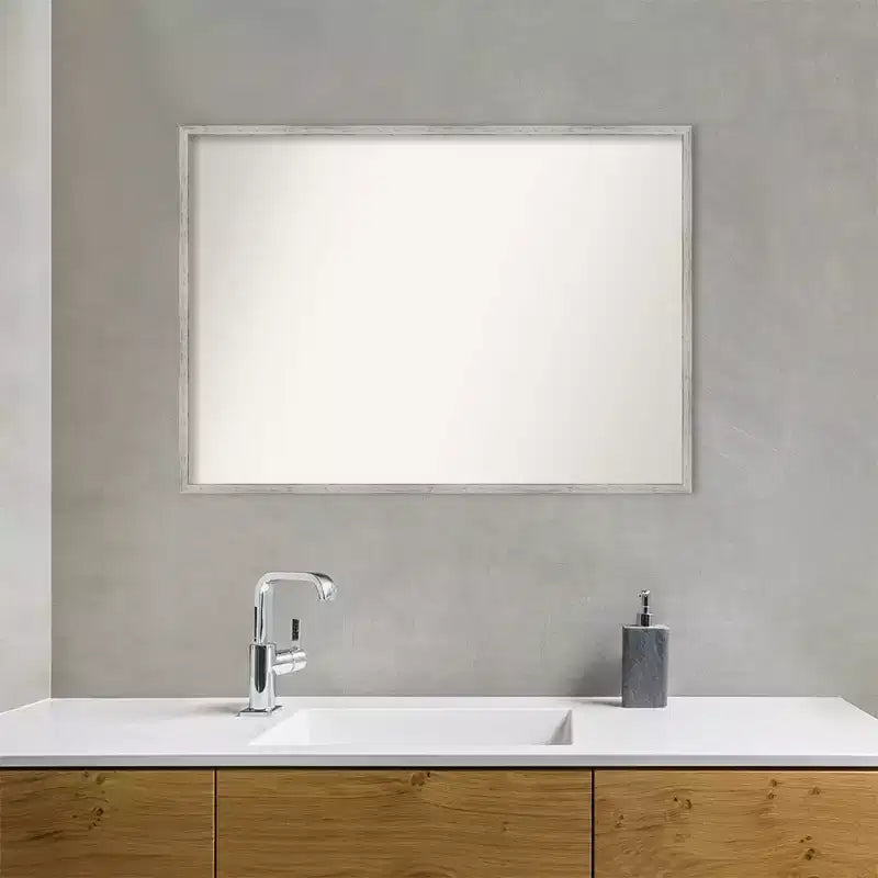 39" x 28" schmales Badezimmer-Wandspiegel aus weißem Holz im Shiplap-Stil ohne Facettenschliff: inklusive Montagematerial