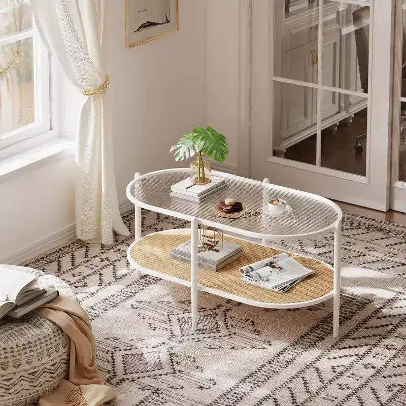 Couchtisch mit Glasplatte im Boho-Rattan-Stil, ovaler 2-stufiger Wohnzimmertisch mit Metallgestell und Ablagefach, rustikaler Akzent-Teetisch im Landhausstil