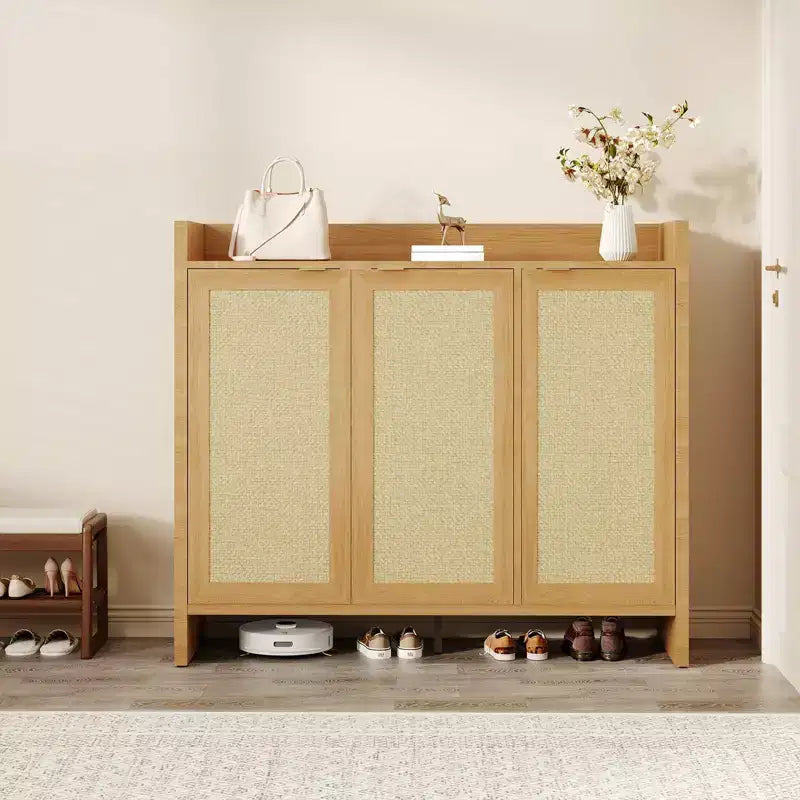 Schuhschrank aus Rattan für den Eingangsbereich, belüfteter Schuhschrank in Holzoptik mit verstellbaren Einlegeböden, warme Rattantür, Stauraum für Flur und Küche