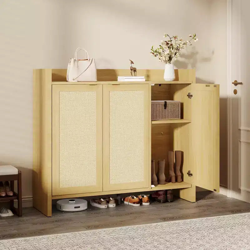 Schuhschrank aus Rattan für den Eingangsbereich, belüfteter Schuhschrank in Holzoptik mit verstellbaren Einlegeböden, warme Rattantür, Stauraum für Flur und Küche