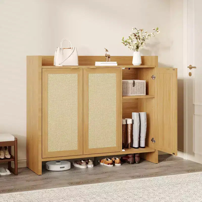 Schuhschrank aus Rattan für den Eingangsbereich, belüfteter Schuhschrank in Holzoptik mit verstellbaren Einlegeböden, warme Rattantür, Stauraum für Flur und Küche