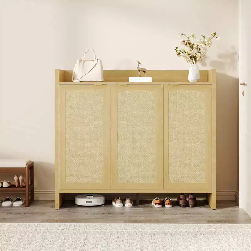 Schuhschrank aus Rattan für den Eingangsbereich, belüfteter Schuhschrank in Holzoptik mit verstellbaren Einlegeböden, warme Rattantür, Stauraum für Flur und Küche
