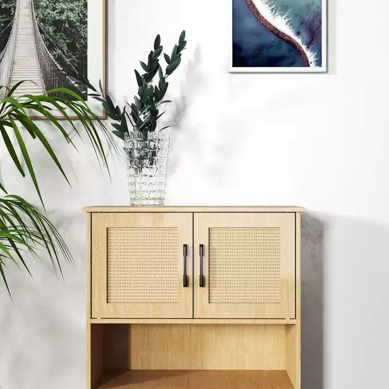 Aufbewahrungsschrank mit vier Türen, geflochtenem Rattandesign, verstellbaren Regalböden und vielseitigem Stil für Wohn- und Esszimmer