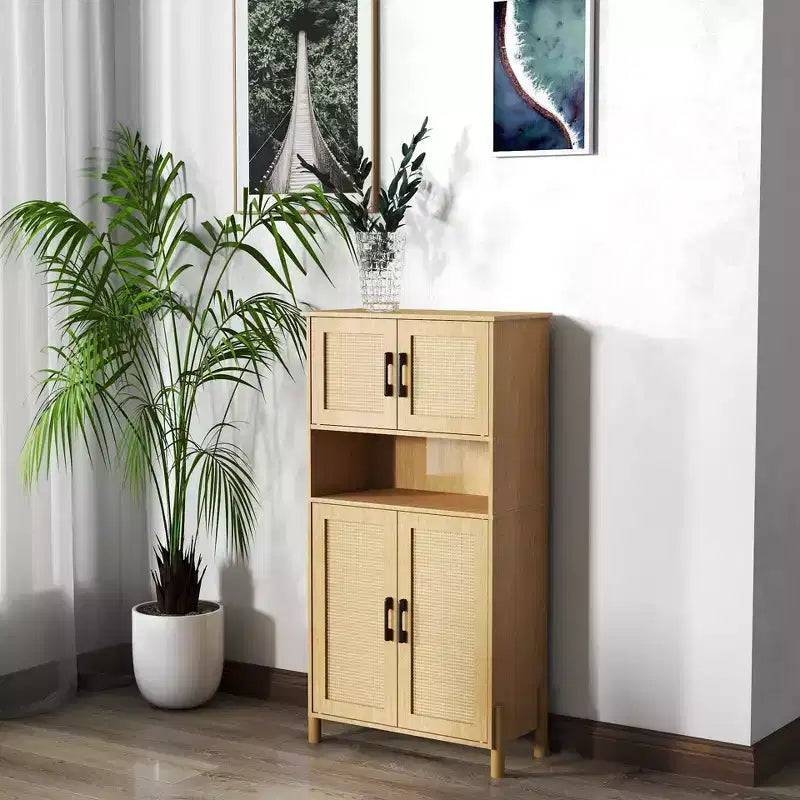 Aufbewahrungsschrank mit vier Türen, geflochtenem Rattandesign, verstellbaren Regalböden und vielseitigem Stil für Wohn- und Esszimmer