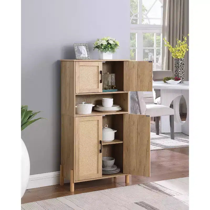 Aufbewahrungsschrank mit vier Türen, geflochtenem Rattandesign, verstellbaren Regalböden und vielseitigem Stil für Wohn- und Esszimmer