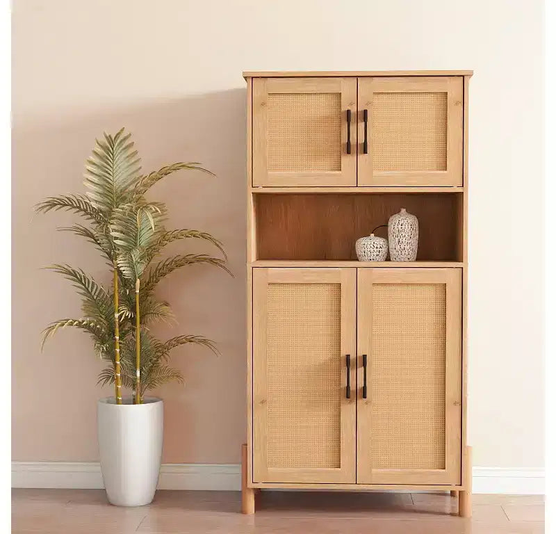 Aufbewahrungsschrank mit vier Türen, geflochtenem Rattandesign, verstellbaren Regalböden und vielseitigem Stil für Wohn- und Esszimmer