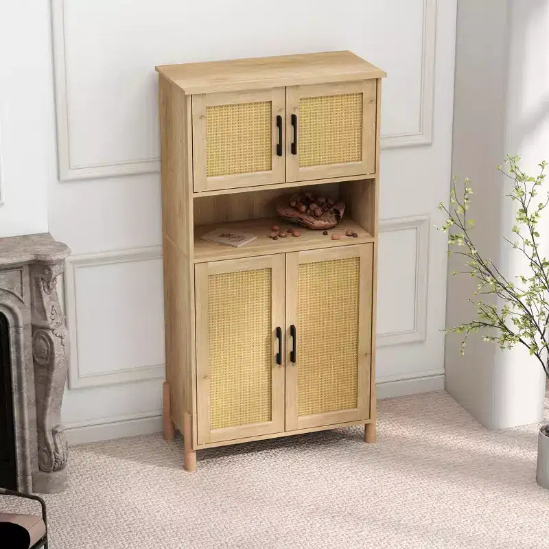 Aufbewahrungsschrank mit vier Türen, geflochtenem Rattandesign, verstellbaren Regalböden und vielseitigem Stil für Wohn- und Esszimmer