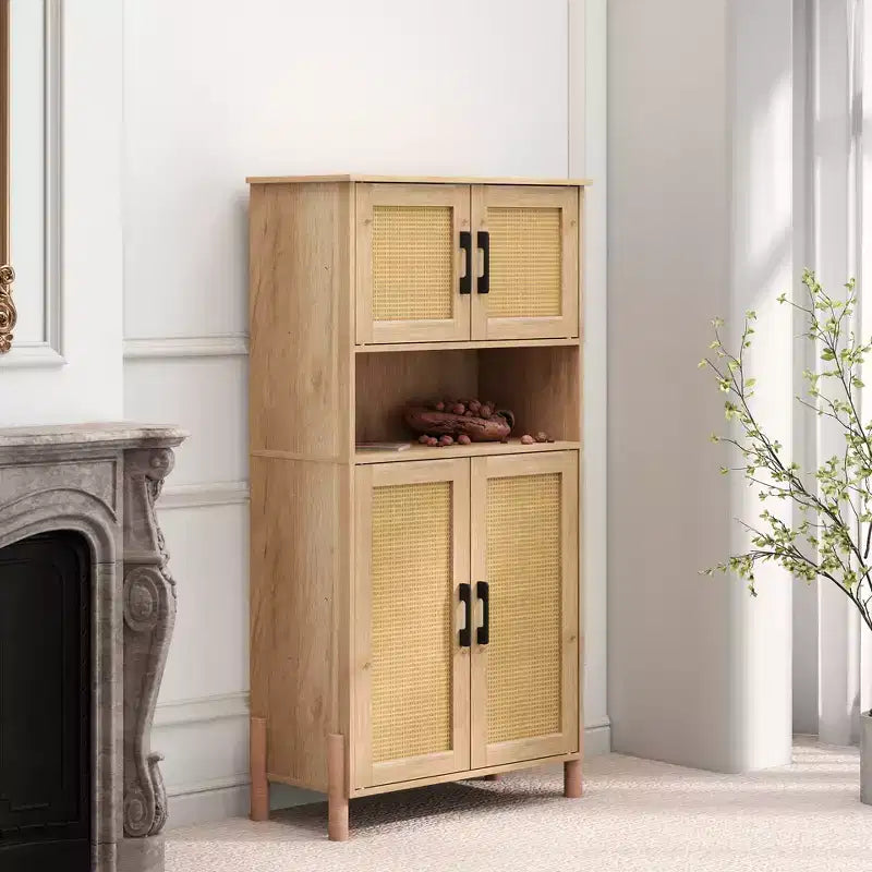 Aufbewahrungsschrank mit vier Türen, geflochtenem Rattandesign, verstellbaren Regalböden und vielseitigem Stil für Wohn- und Esszimmer