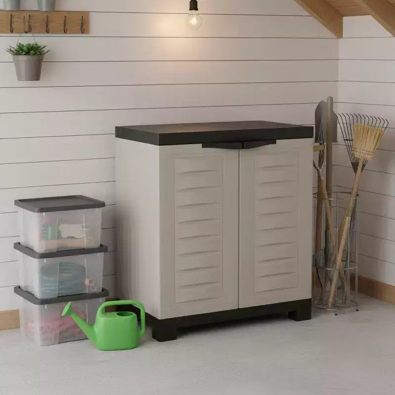 Gabinete utilitario resistente de plástico gris y negro de 26 con dos puertas