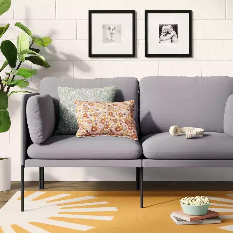 Graues gepolstertes 2-Sitzer-Sofa