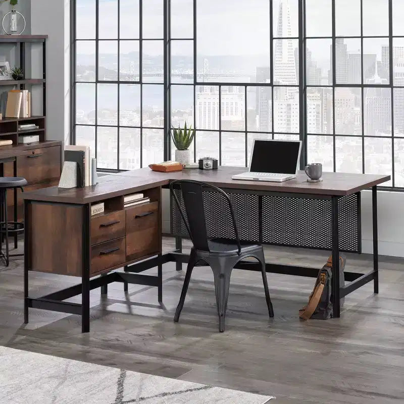 Bureau en L en chêne fût : style industriel, structure en métal, gestion des câbles