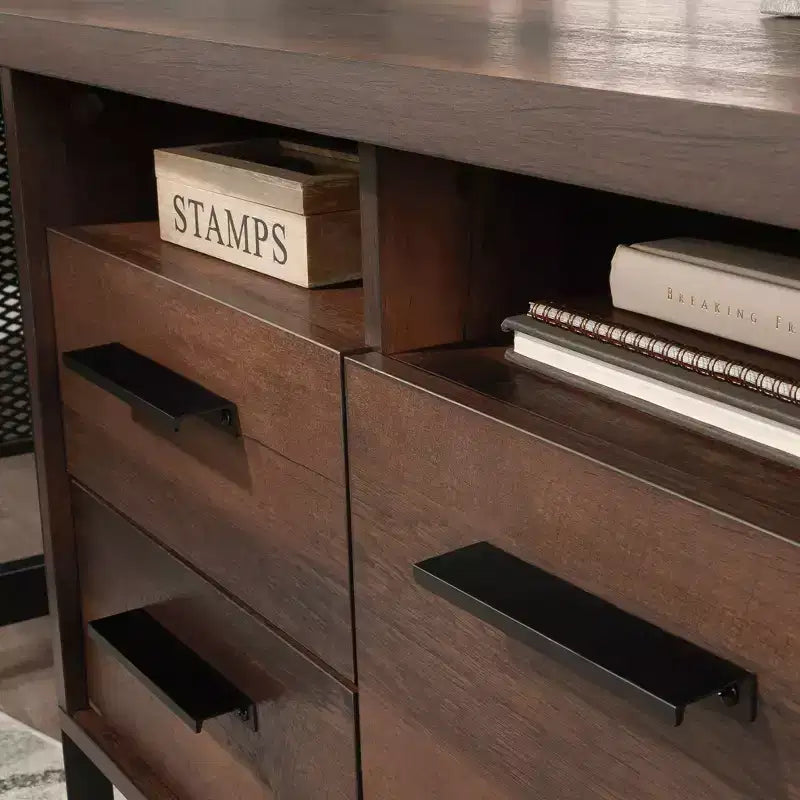 Bureau en L en chêne fût : style industriel, structure en métal, gestion des câbles