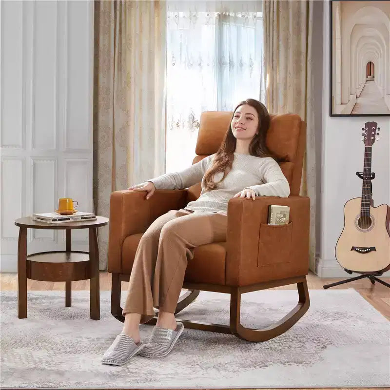 Schaukelstuhl mit Kunstlederbezug und Beinen aus Gummibaumholz, Braun