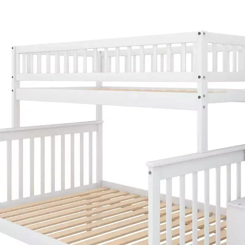 Litera con cama individual arriba y cama matrimonial abajo, escalera con almacenamiento