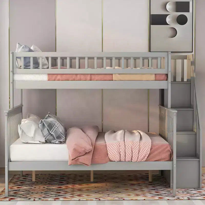 Etagenbett mit Einzelbett oben, Doppelbett unten und Treppe mit Stauraum