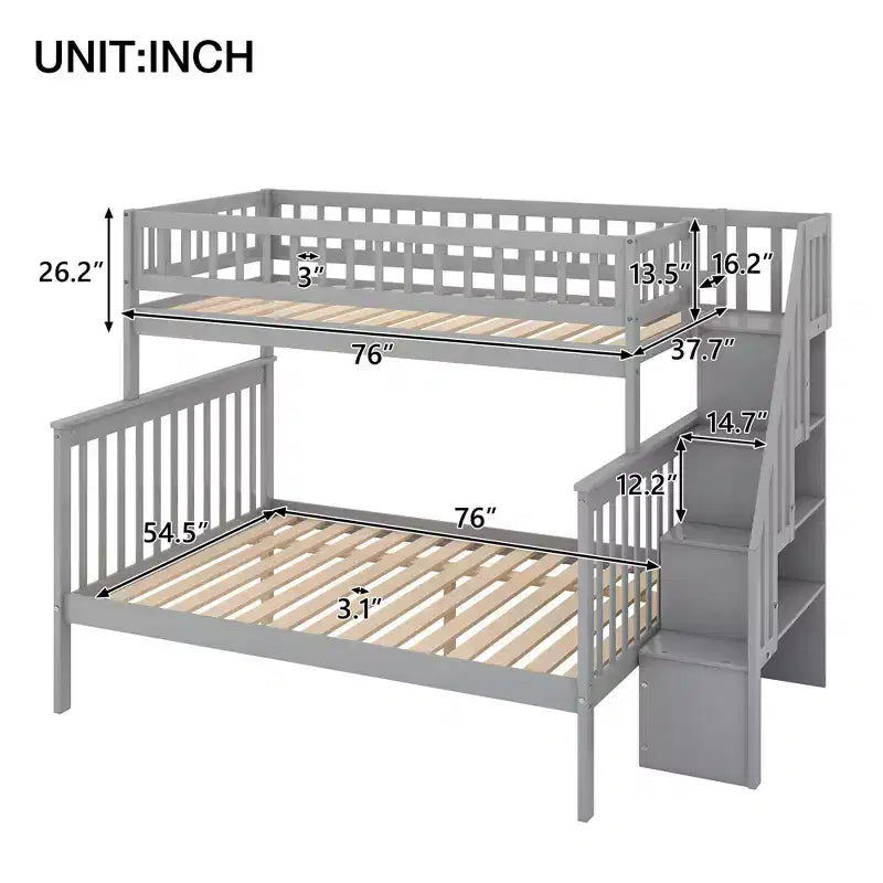 Etagenbett mit Einzelbett oben, Doppelbett unten und Treppe mit Stauraum