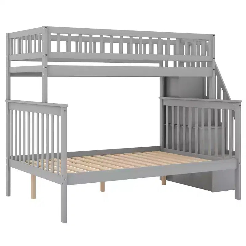 Etagenbett mit Einzelbett oben, Doppelbett unten und Treppe mit Stauraum