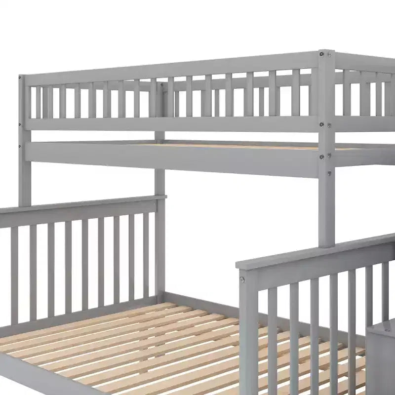 Litera con cama individual arriba y cama matrimonial abajo, escalera con almacenamiento