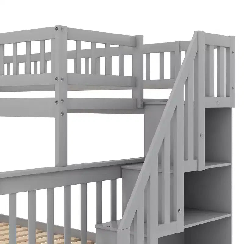 Litera con cama individual arriba y cama matrimonial abajo, escalera con almacenamiento