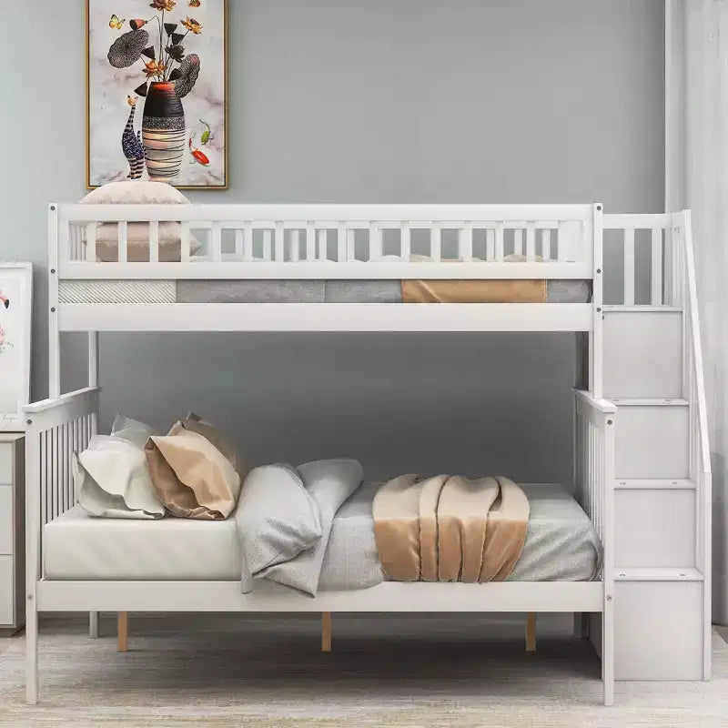 Litera con cama individual arriba y cama matrimonial abajo, escalera con almacenamiento