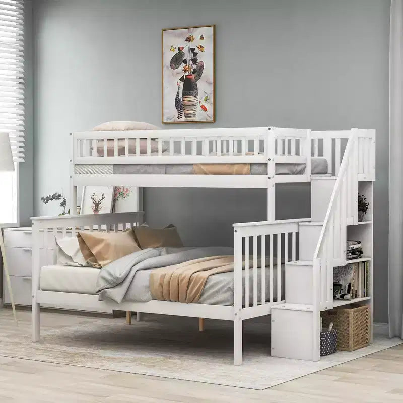 Etagenbett mit Einzelbett oben, Doppelbett unten und Treppe mit Stauraum