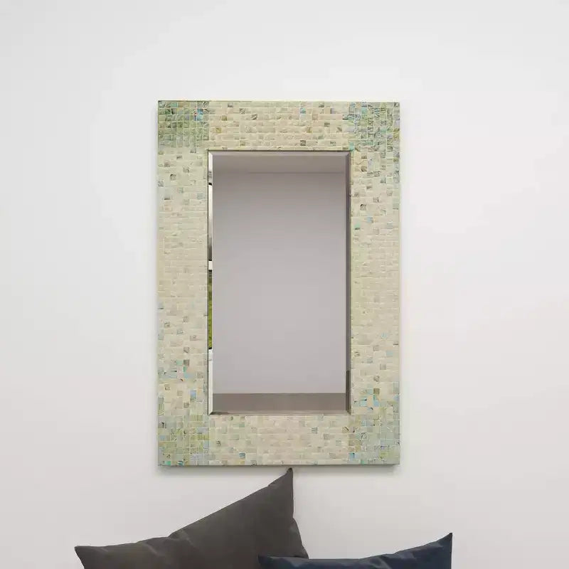 Handgefertigter Wandspiegel aus Perlmuttmosaik mit blauen Ecken, cremefarben