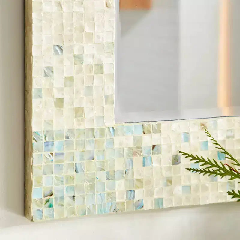 Handgefertigter Wandspiegel aus Perlmuttmosaik mit blauen Ecken, cremefarben