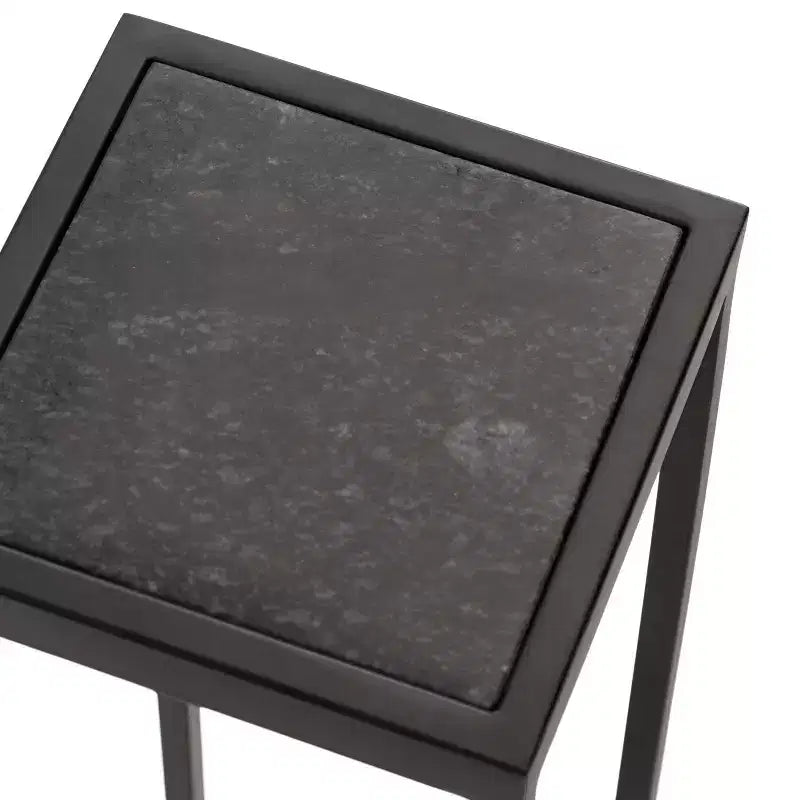 Mesa auxiliar cuadrada de metal