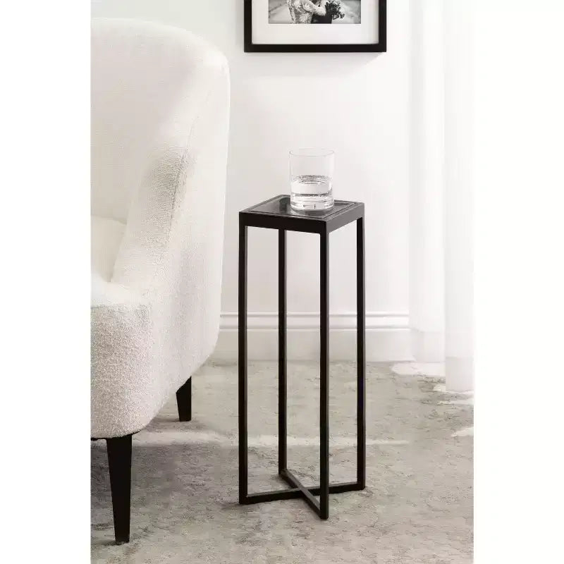 Mesa auxiliar cuadrada de metal