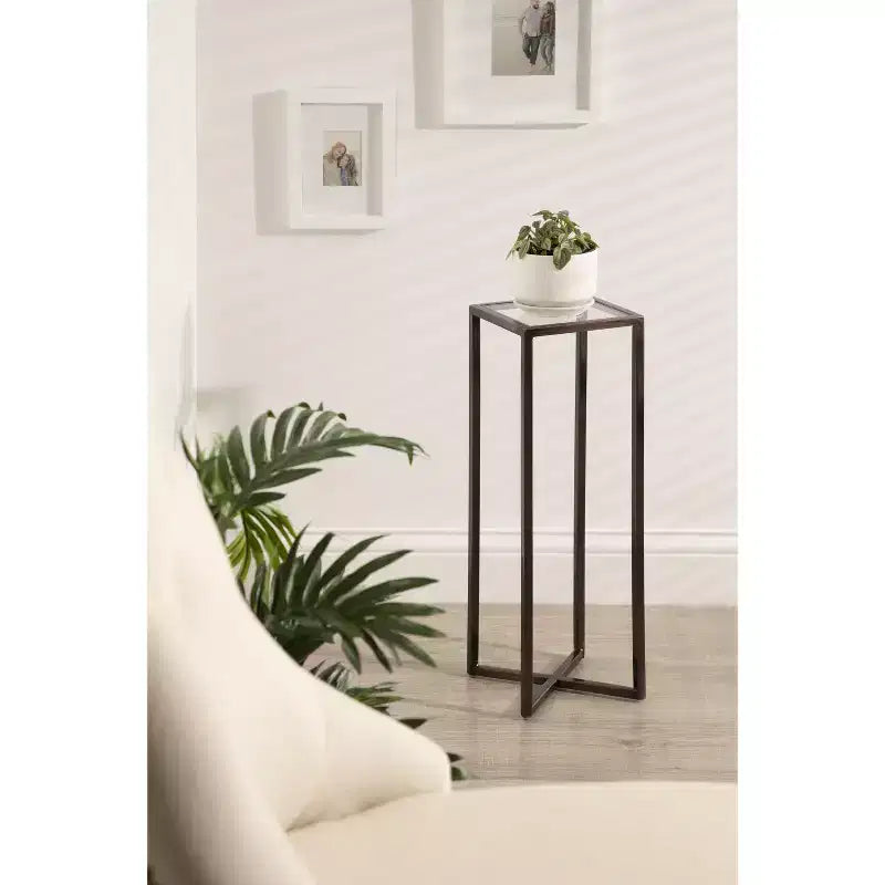 Mesa auxiliar cuadrada de metal