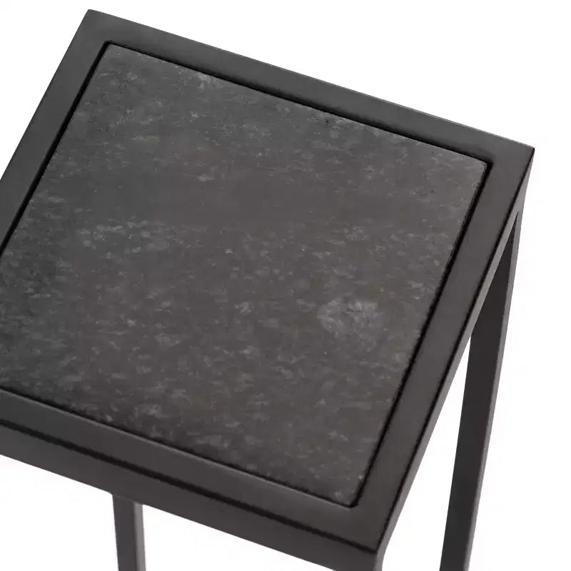 Mesa auxiliar cuadrada de metal