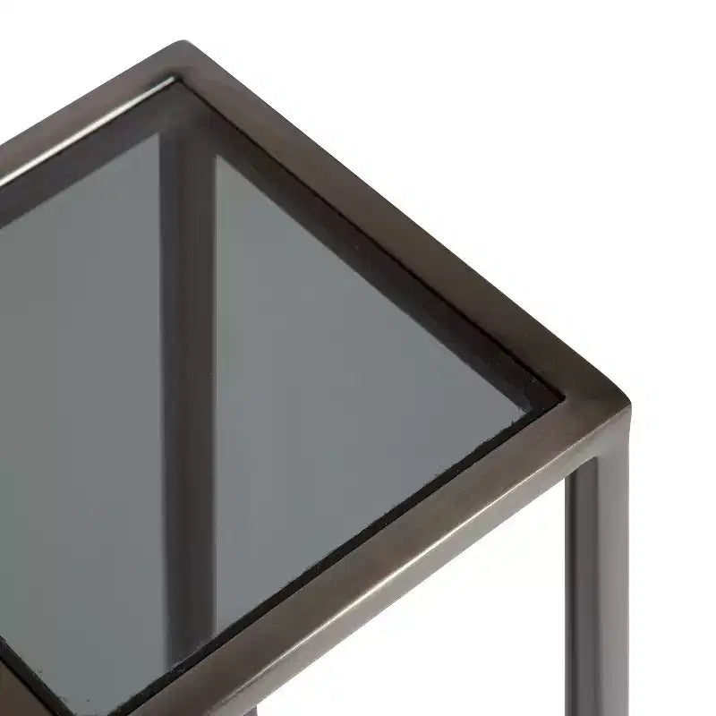 Mesa auxiliar cuadrada de metal