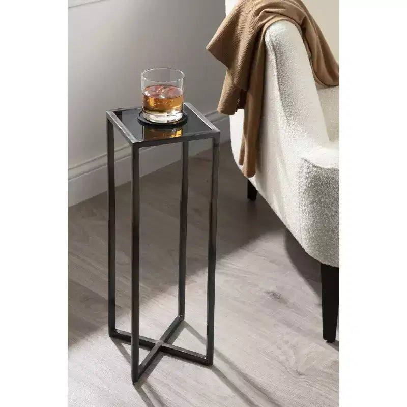 Mesa auxiliar cuadrada de metal