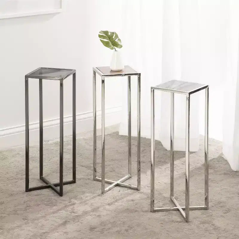 Mesa auxiliar cuadrada de metal