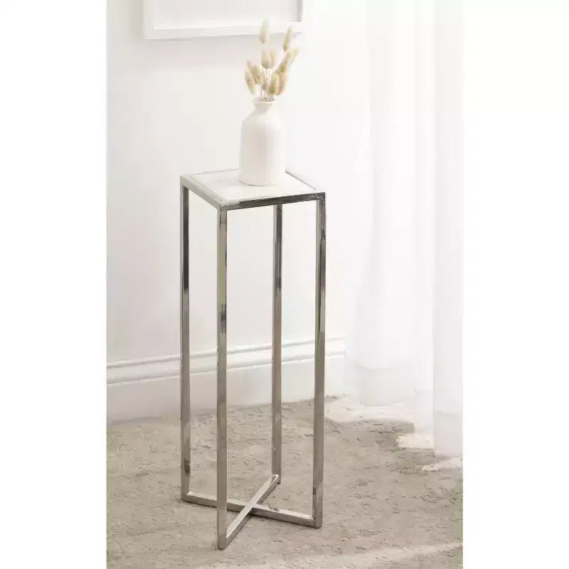 Mesa auxiliar cuadrada de metal