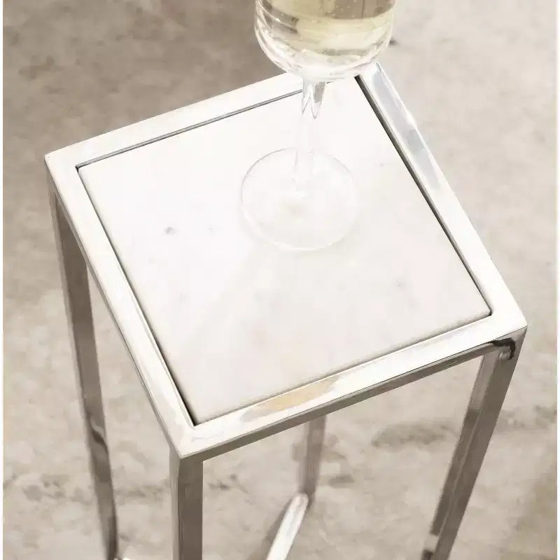 Mesa auxiliar cuadrada de metal