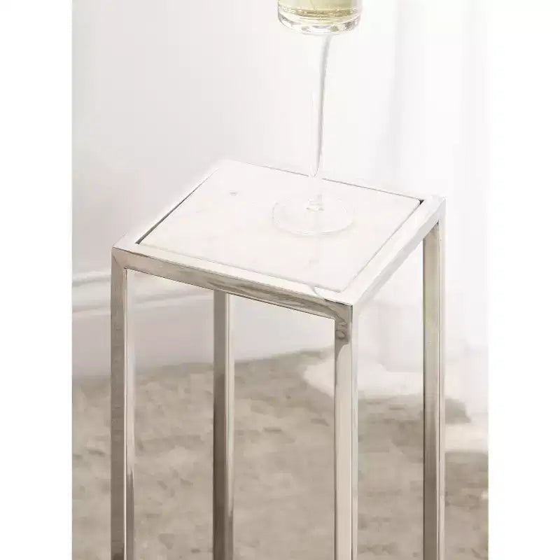 Mesa auxiliar cuadrada de metal
