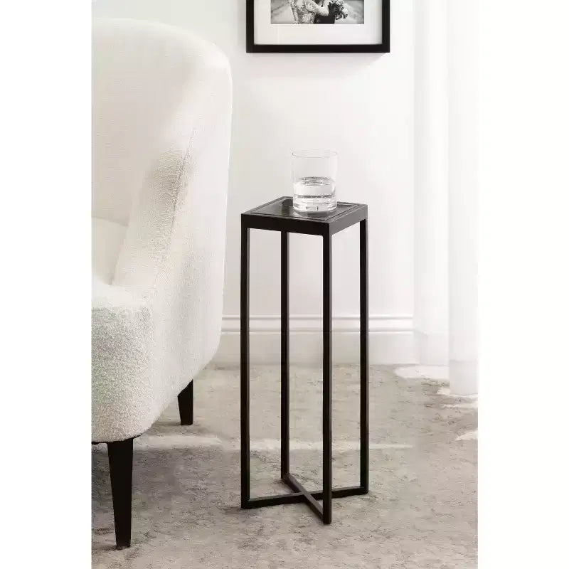 Mesa auxiliar cuadrada de metal