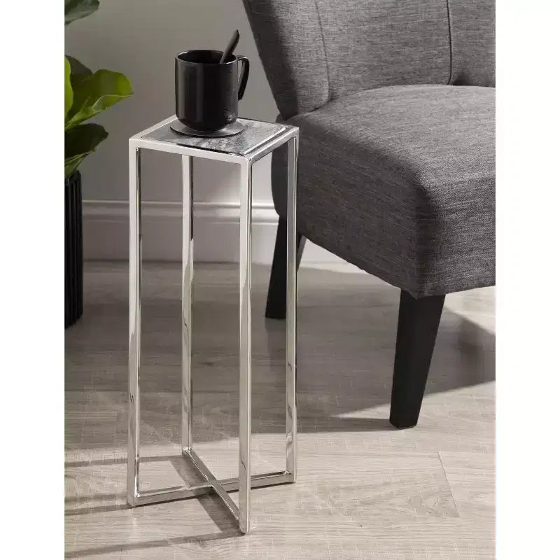 Mesa auxiliar cuadrada de metal