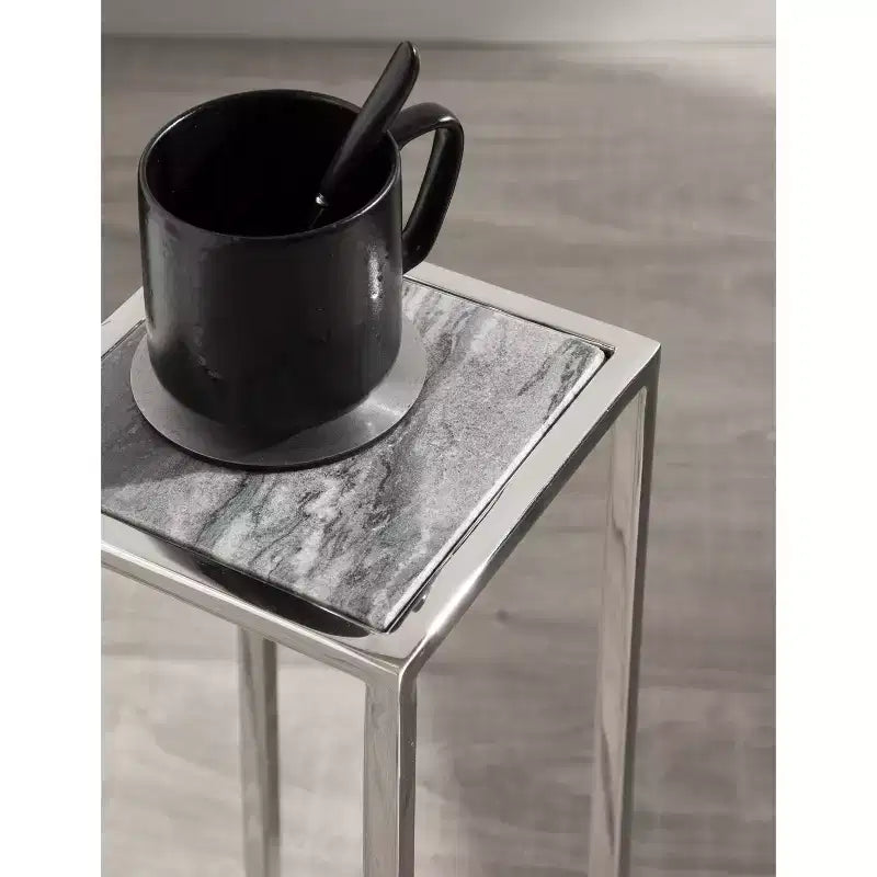 Mesa auxiliar cuadrada de metal