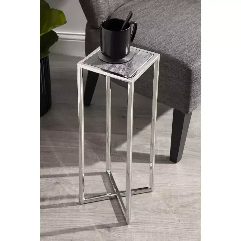 Mesa auxiliar cuadrada de metal