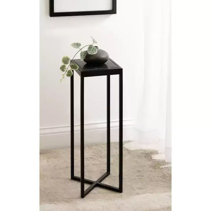 Mesa auxiliar cuadrada de metal