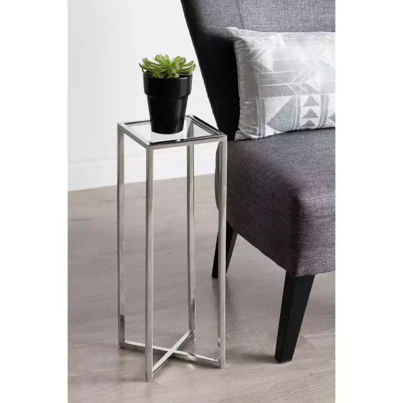 Mesa auxiliar cuadrada de metal